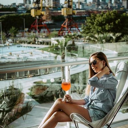 Sls Buenos Aires Puerto Madero酒店 外观 照片 A woman drinking an Aperol Spritz