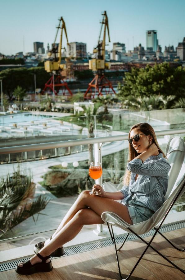 Sls Buenos Aires Puerto Madero酒店 外观 照片 A woman drinking an Aperol Spritz