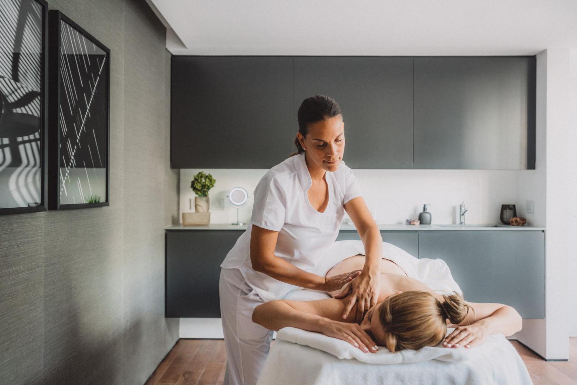 Sls Buenos Aires Puerto Madero酒店 外观 照片 A massage therapist treating a patient