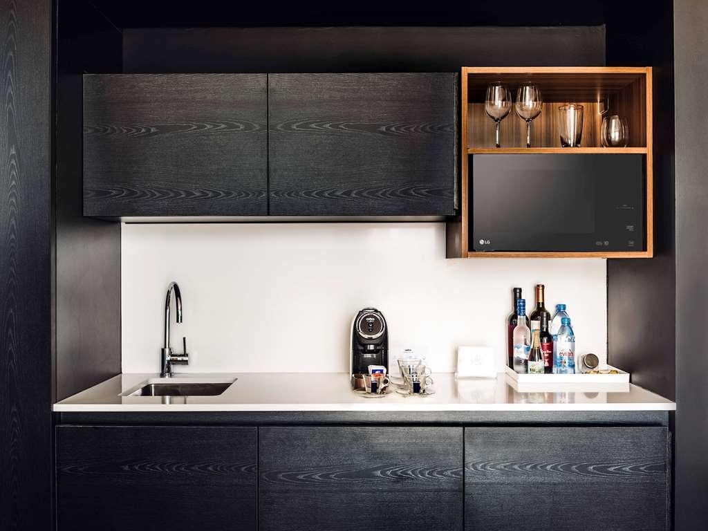 Sls Buenos Aires Puerto Madero酒店 客房 照片 A wet bar in a hotel room