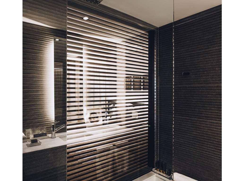 Sls Buenos Aires Puerto Madero酒店 客房 照片 A shower enclosure with a fixed glass panel